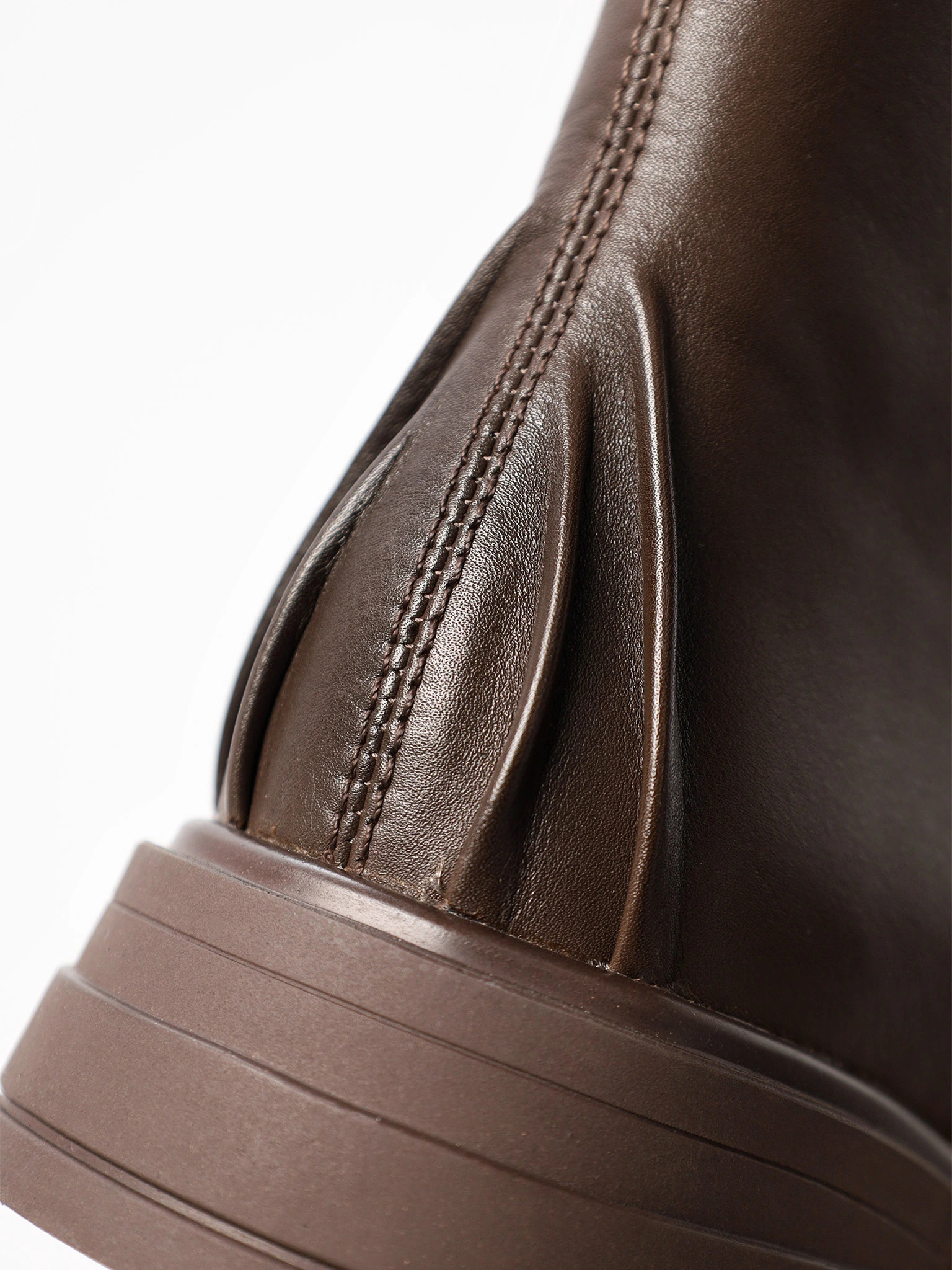 Ботинки коричневого цвета на рельефной подошве